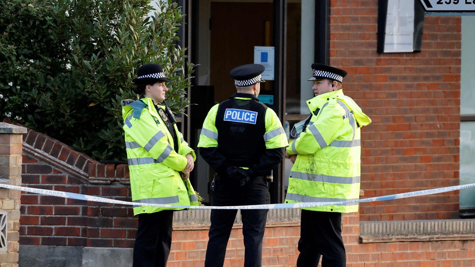Agentes de policía británicos montan guardia en la calle