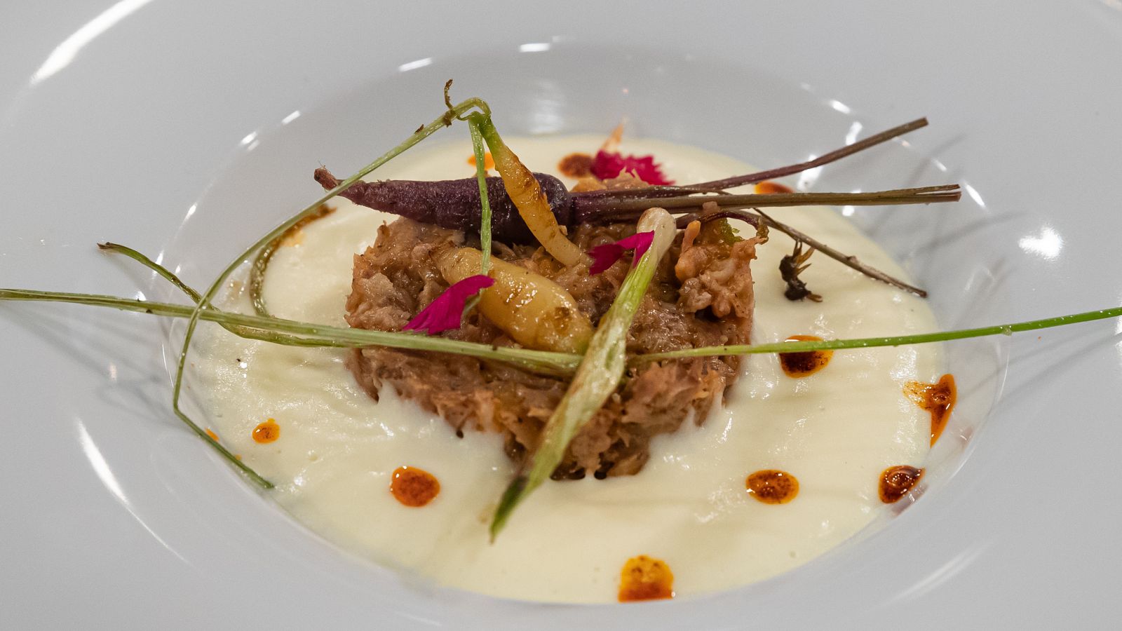 Receta de costilla ibérica con bañera de papas de Carmina Barrios