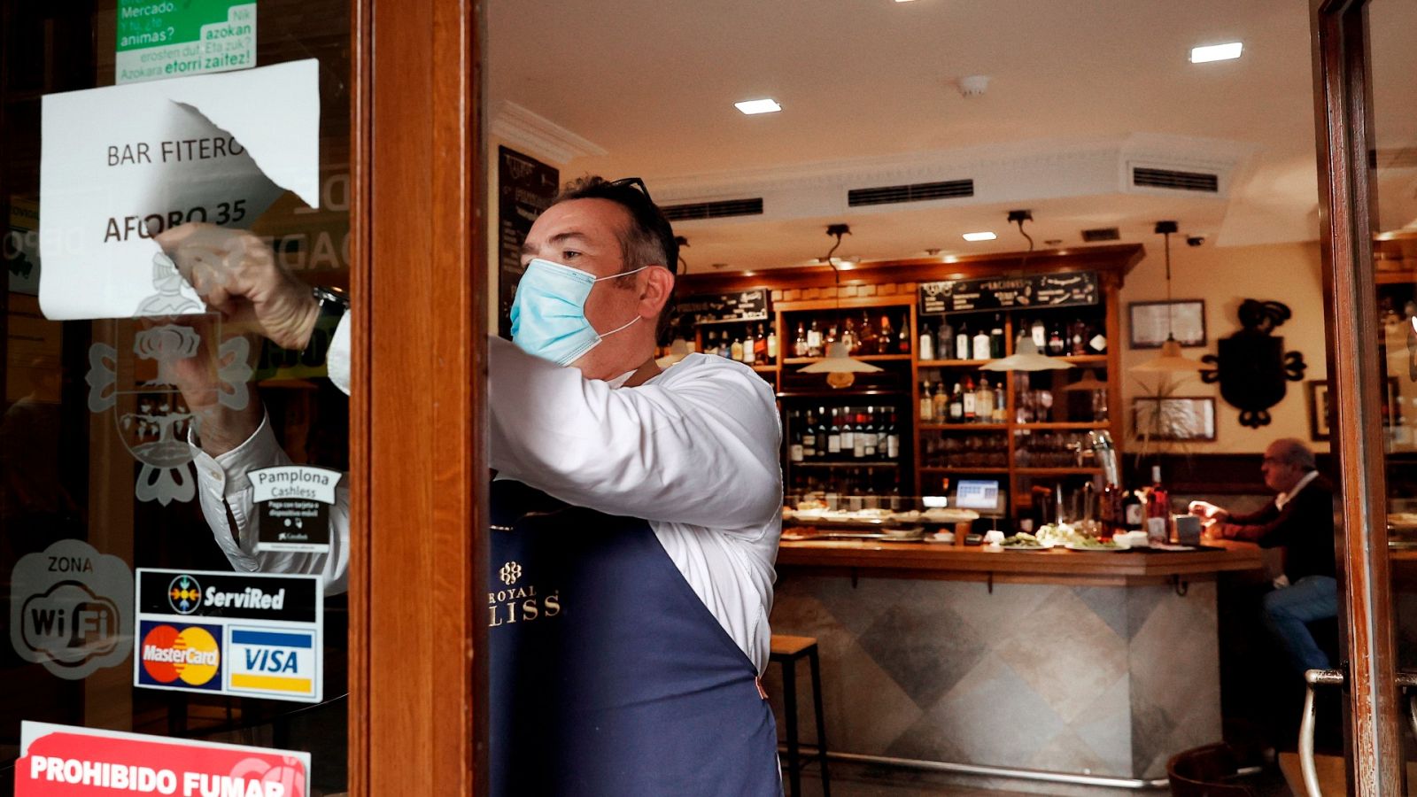 Restricciones COVID-19: un bar en la calle Estafeta, en Pamplona