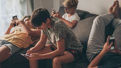 Los adolescentes tienen móvil desde los 11 años, y uno de cada tres está enganchado a internet