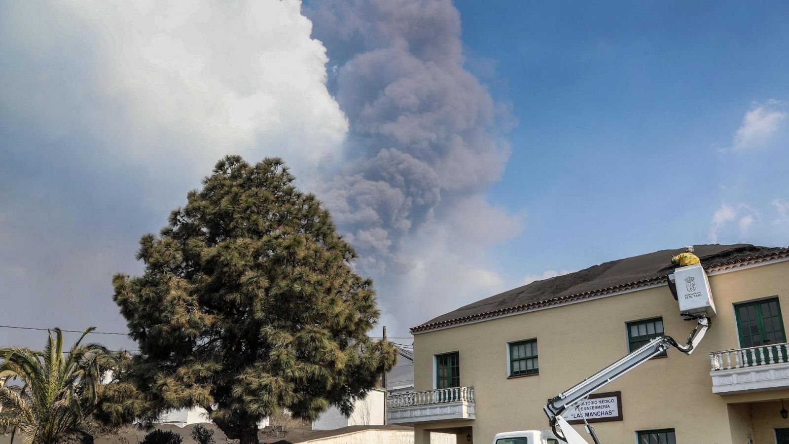 La UME limpia los accesos de un centro de salud en Las Manchas