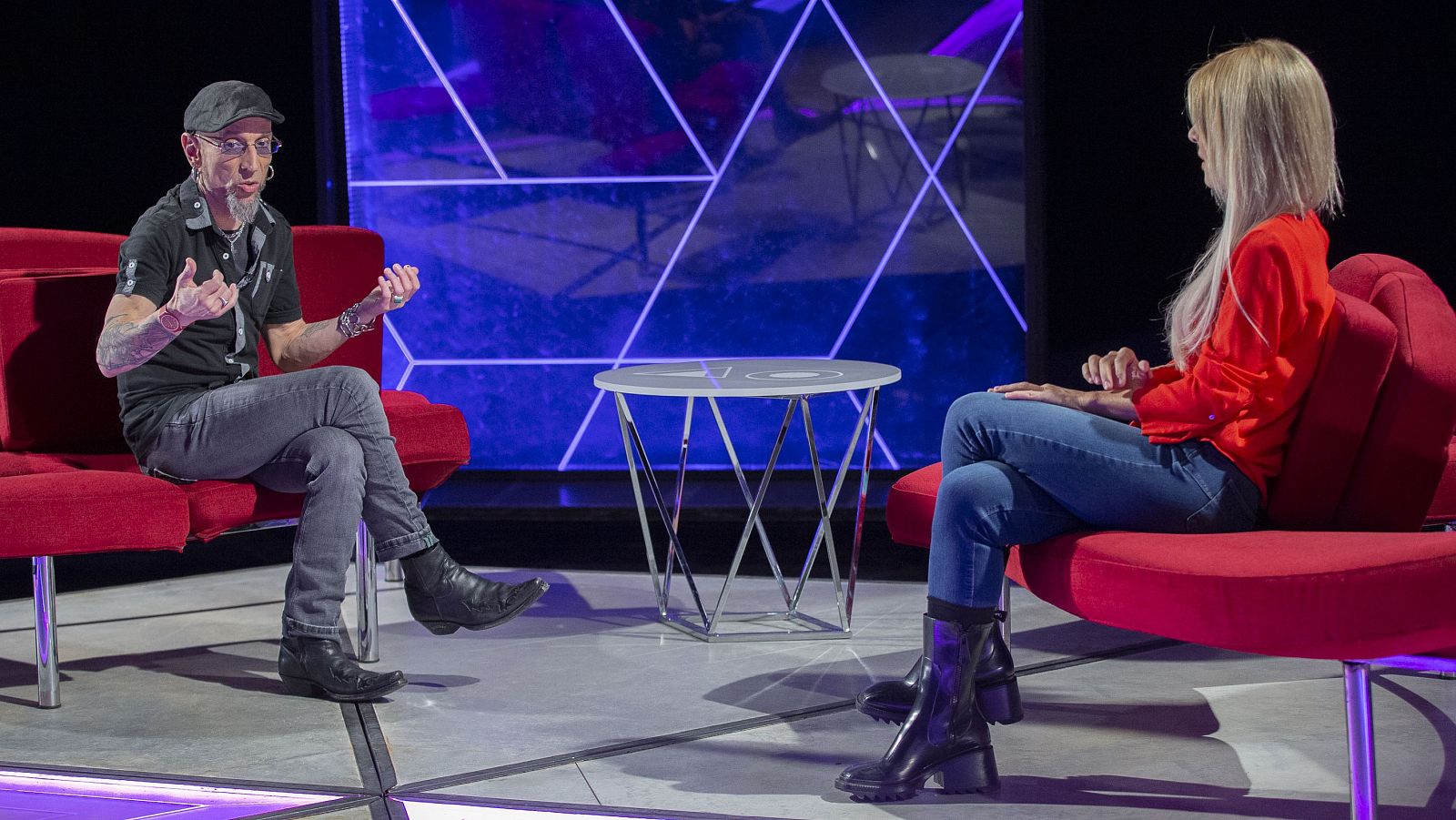 Atención Obras - Fito Cabrales y Cayetana Guillén Cuervo