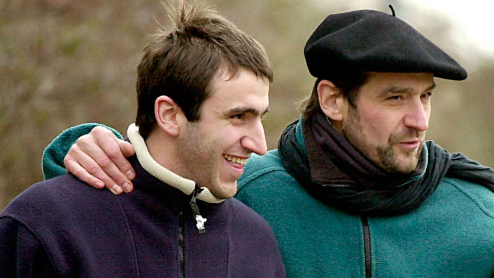 Egoitz Urrutikoetxea (i) junto a su padre Josu Ternera, en una foto de archivo del año 2000.