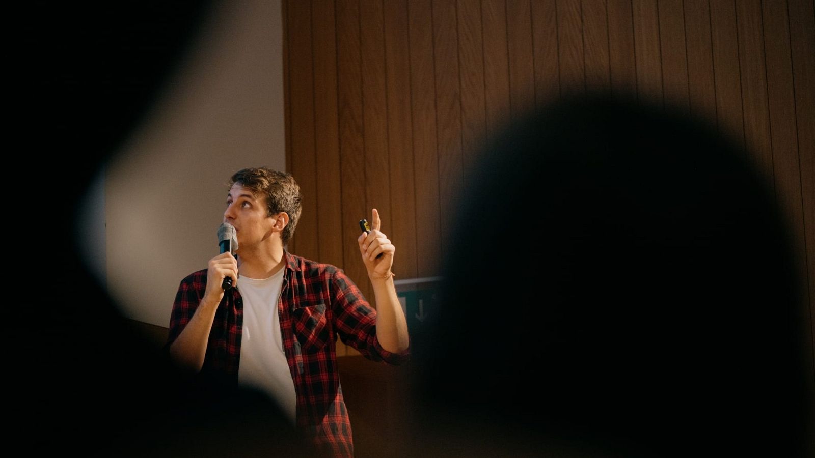 El abogado y comunicador aragonés, Jorge Pueyo, impartiendo una charla.