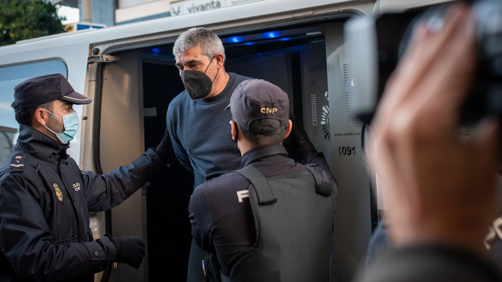 Efectivos de la Policía Nacional trasladan a Bernardo Montoya a la Audiencia Provincial de Huelva