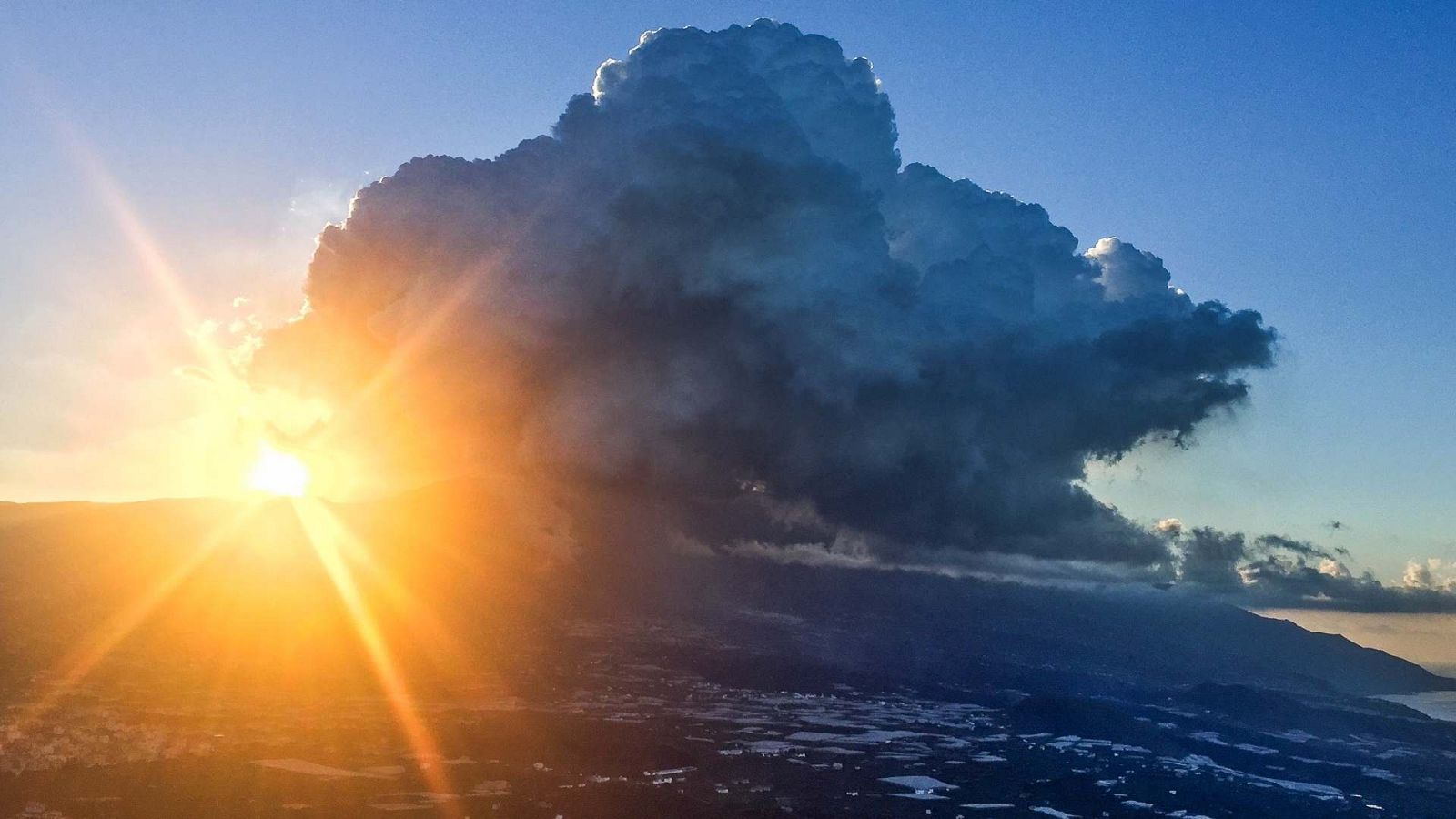 Una gran columna de gases emerge a primera hora del volcán de Cumbre Vieja