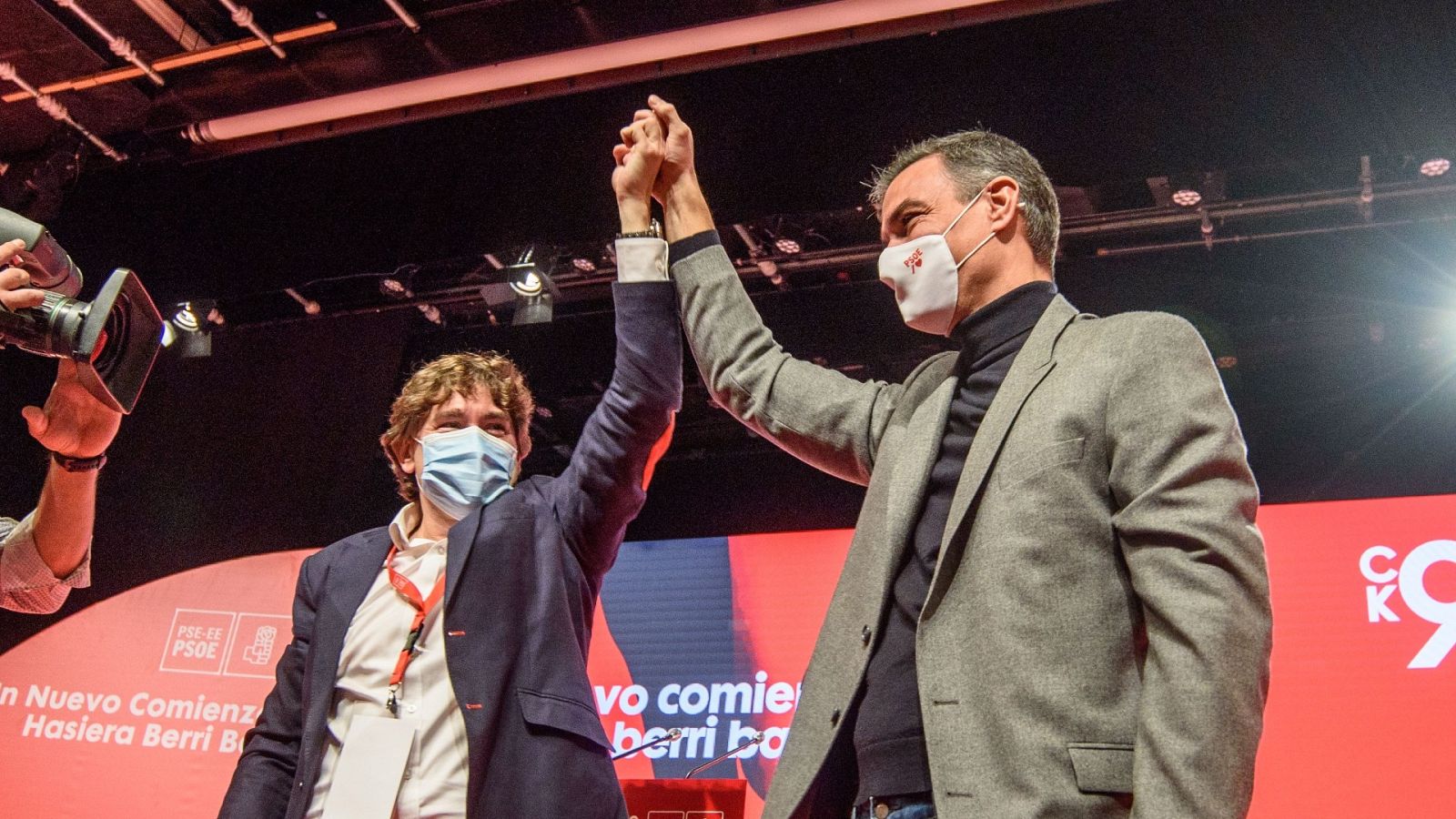 El presidente del Gobierno y secretario general del PSOE, Pedro Sánchez, y el nuevo secretario general del PSE-EE, Eneko Andueza