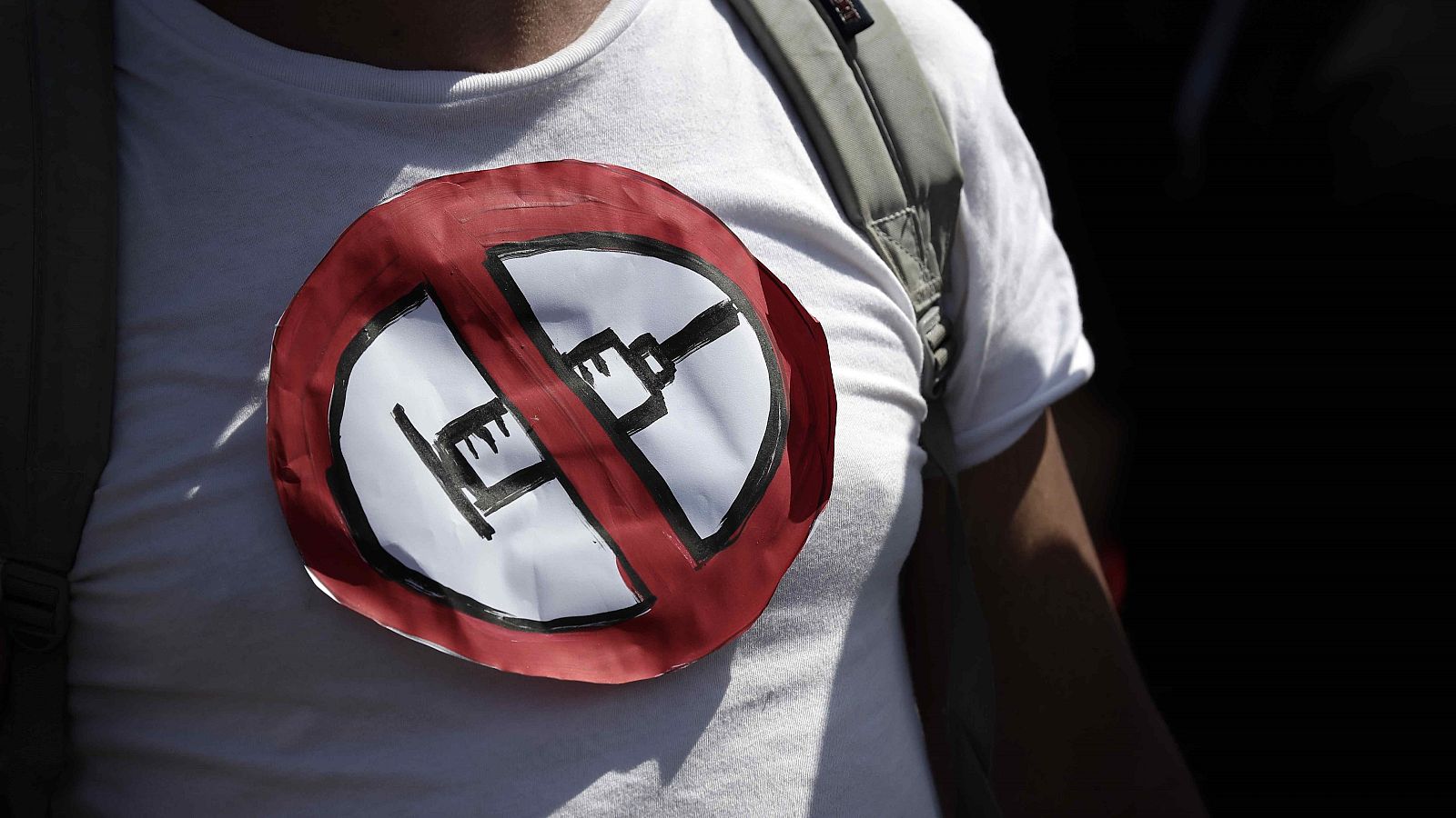 Un manifestante protesta contra las medidas de vacunación ante la COVID-19, en San José (Costa Rica).