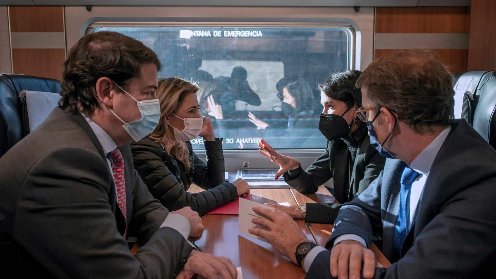 La ministra de Transportes, Raquel Sánchez; la secretaria de Estado, Isabel Pardo de Vera ; el presidente de la Xunta, Alberto Núñez Feijóo (d) y el presidente de la Junta de Castilla y León el AVE a Galicia