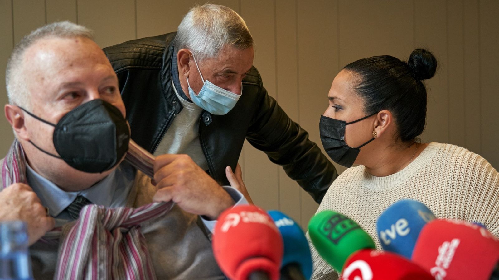 Allegados de Pablo Ibar durante una rueda de prensa, en Vitoria