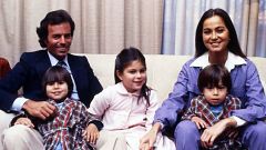 Carlos Falcó fue muy cariñoso con Chábeli, Enrique y Julio, y Julio Iglesias se lo agradeció así