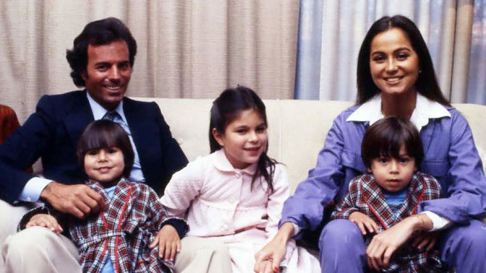 Julio Iglesias e Isabel Preysler con sus tres hijos