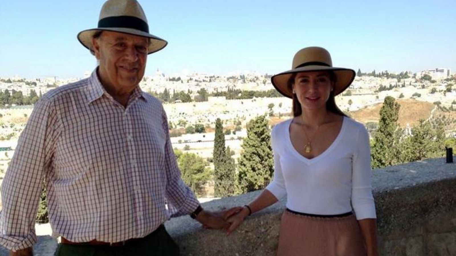 Carlos Falcó y su hija Tamara en sus viñedos