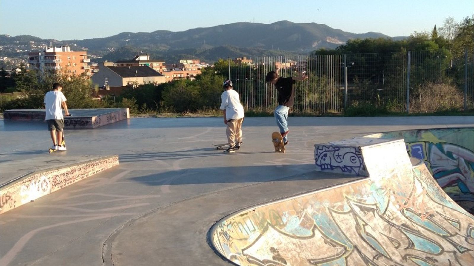un grupo de raperos y skaters, que aportan un relato visual y conceptual del sufrimiento de los más jóvenes lleno de luz y esperanza