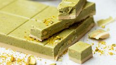 Turrón de pistachos y chocolate blanco de Petit Fit