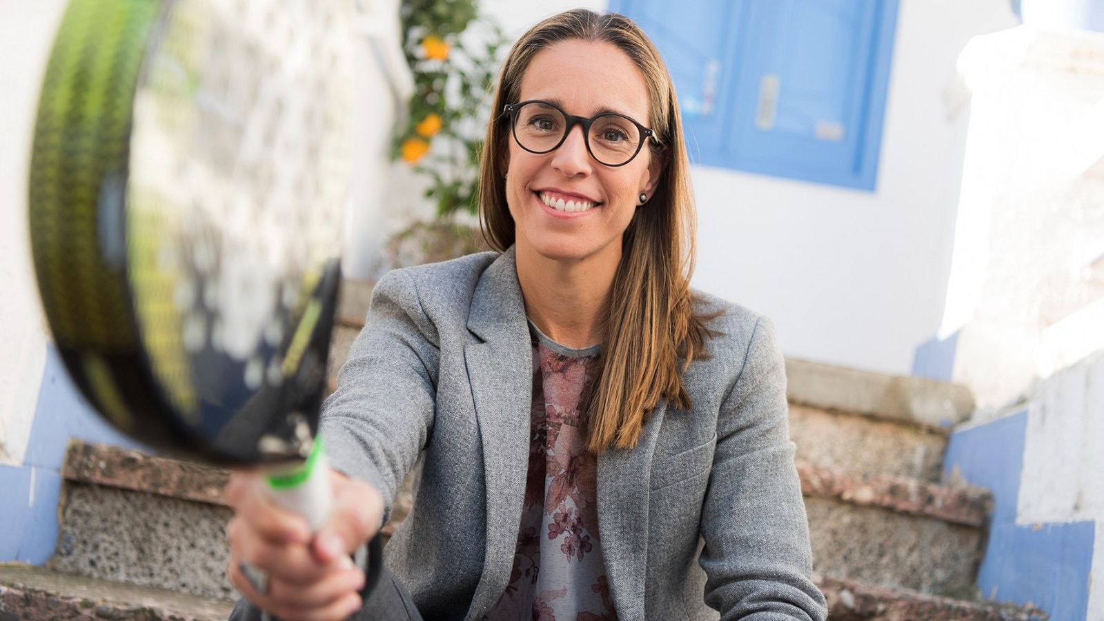 Lucía Sainz dirigint la raqueta de pàdel cap a la càmera