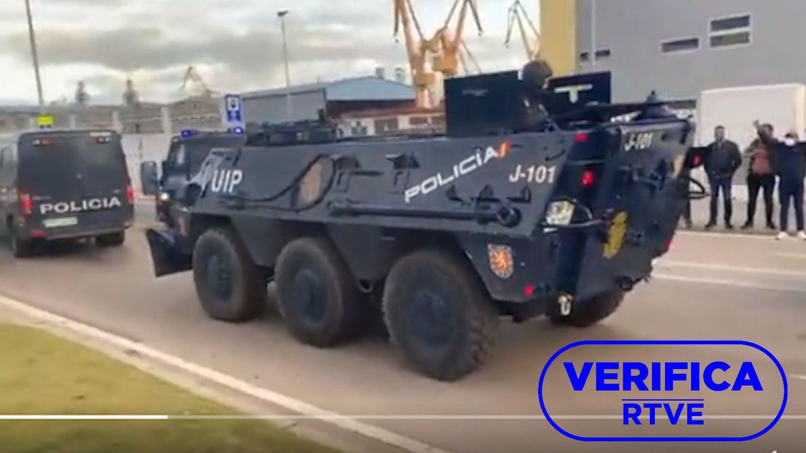 El blindado BMR de la Policía desplegado ante manifestantes en Cádiz