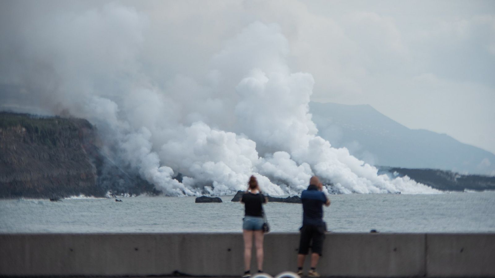 Varias personas observan este martes la nueva fajana que se ha formado ya en la costa de Tazacorte