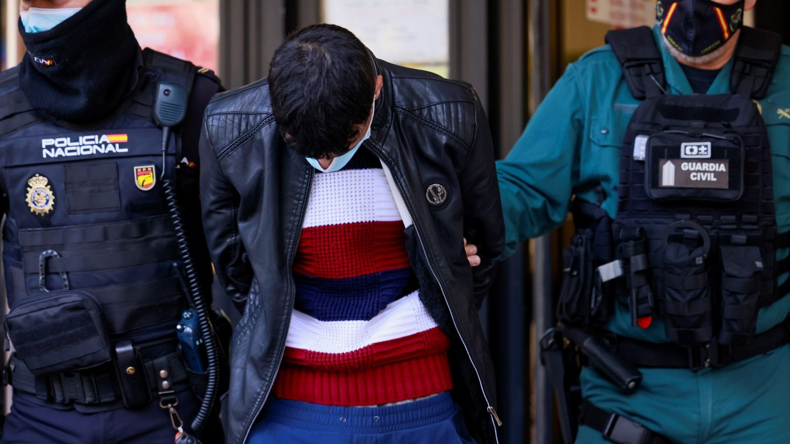 Una imagen de archivo del pase a disposición judicial de uno de los detenidos que huyeron de un avión en Palma