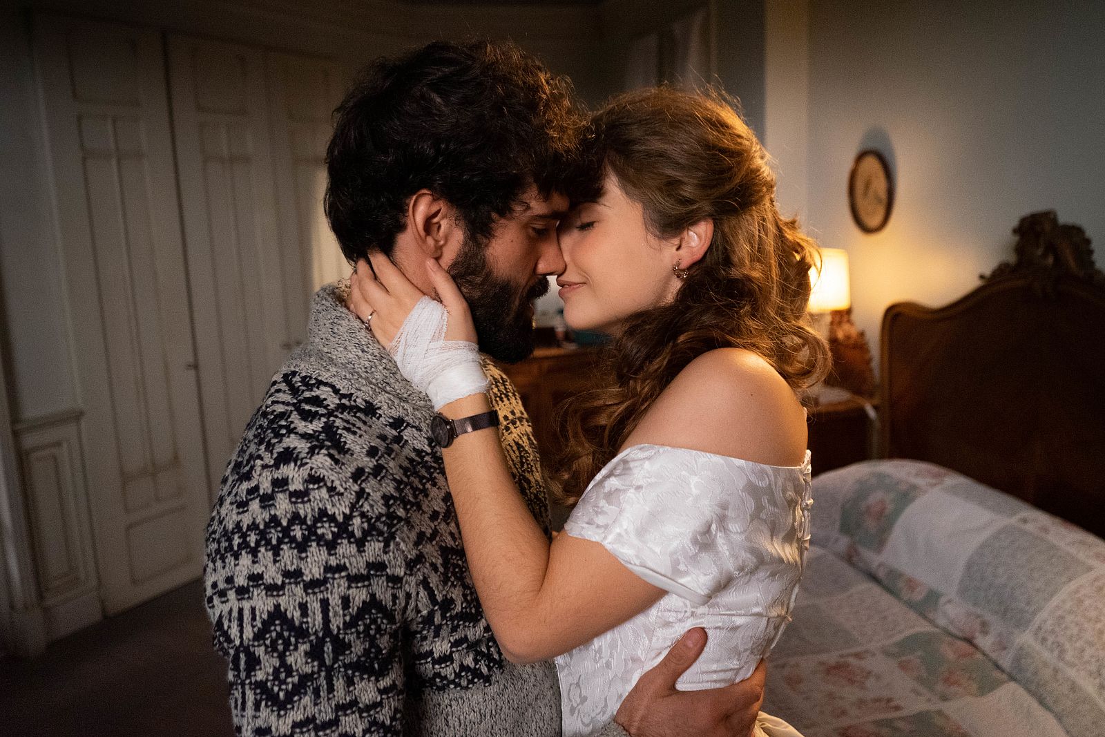 Dos Vidas: Tirso y Julia muy cerca de besarse al principio de la serie