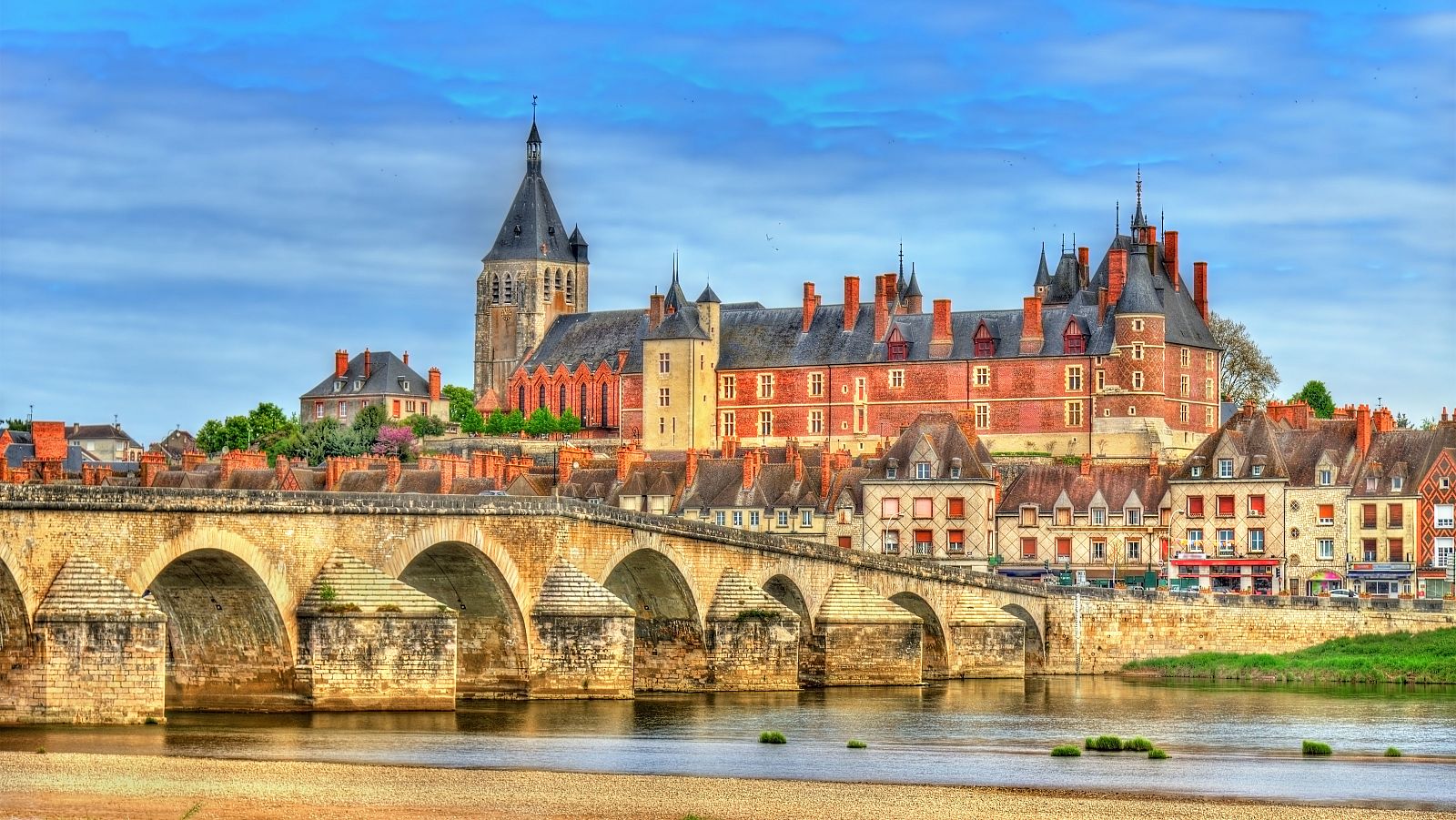 Gien con el castillo y el puente sobre el Loira | Leonid Andronov