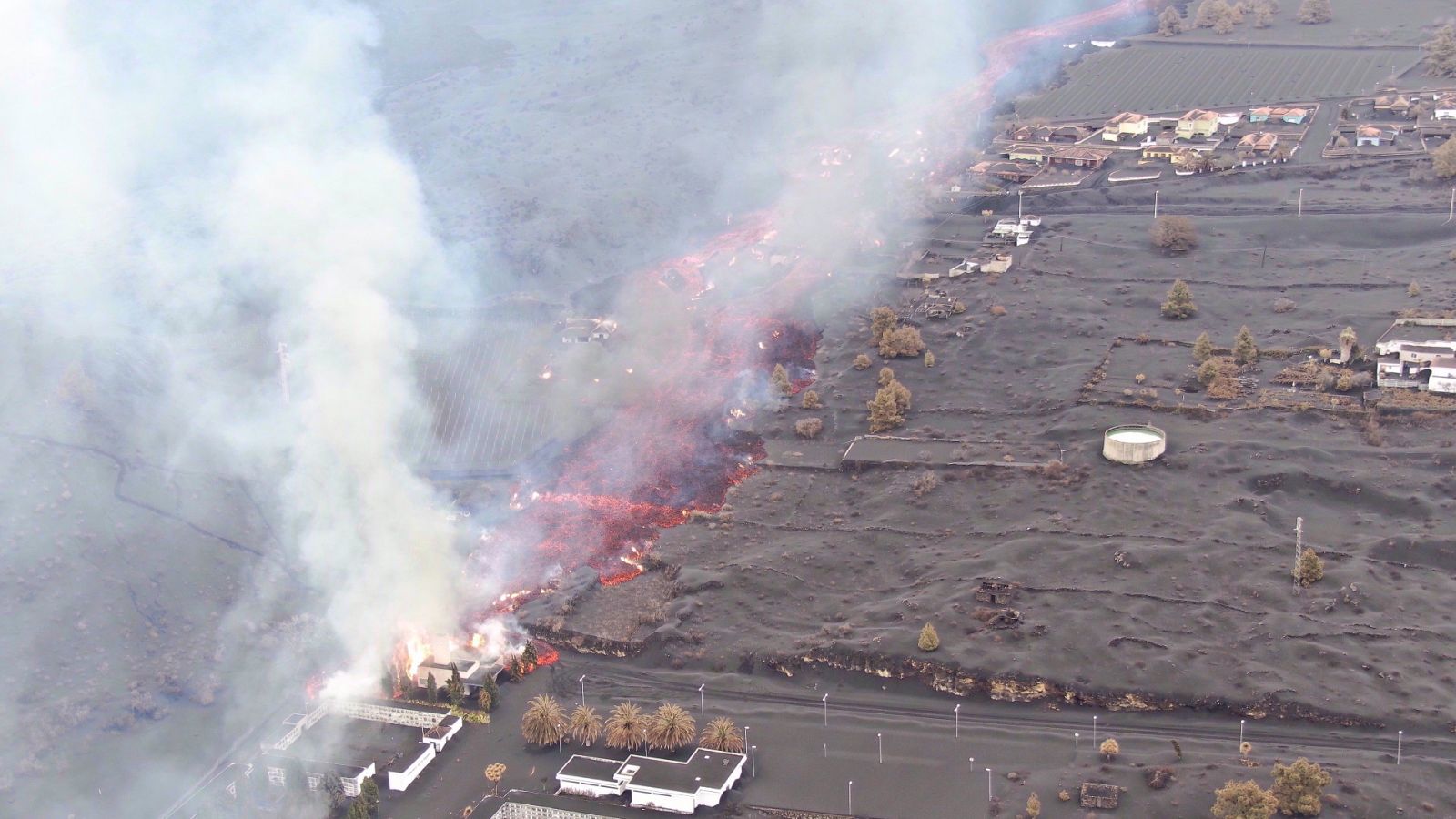 La lava arrasa Las Manchas