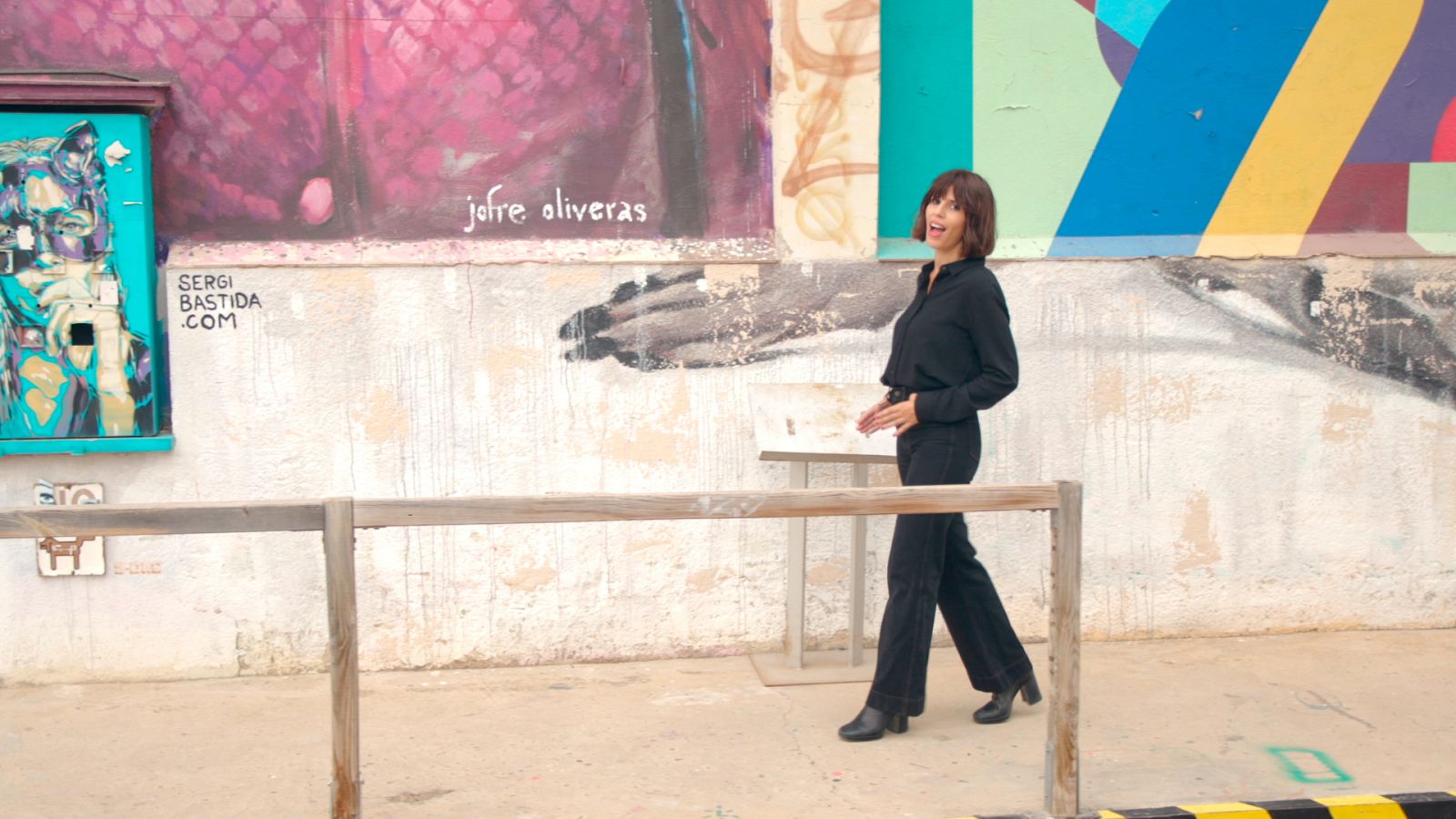 Flora Saura durant el rodatge del capítol sobre art urbà