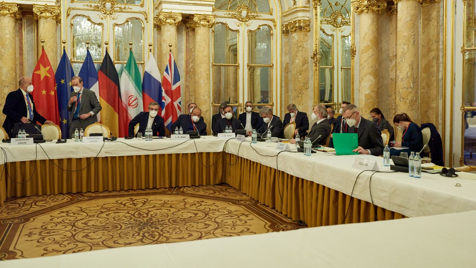 Los negociadores en la mesa del hotel de Viena en el que se están realizando las conversaciones