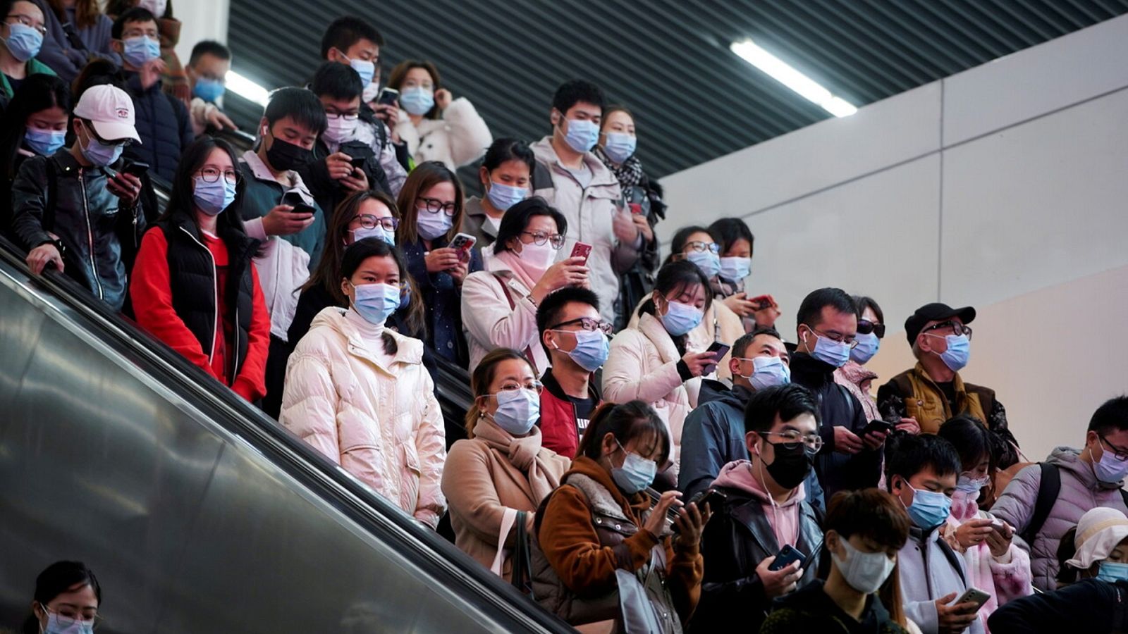 Pasajeros con mascarillas en el metro de Shanghai, China
