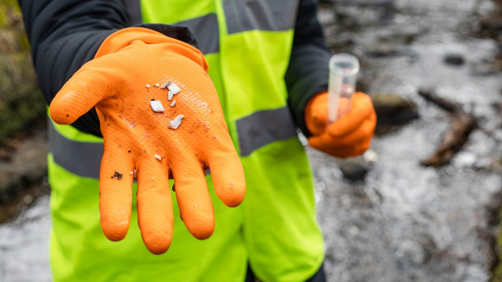 Imagen de archivo de pequeños plásticos encontrados en el mar