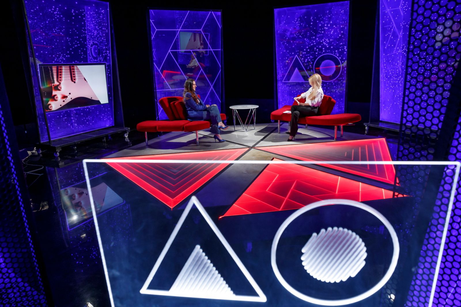 Atención Obras - Cayetana Guillén Cuervo y Diana Navarro