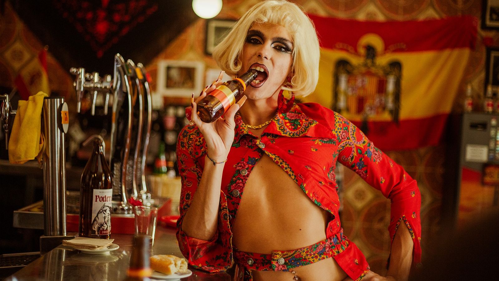 Samantha Hudson, fotografiada en la barra de un bar.