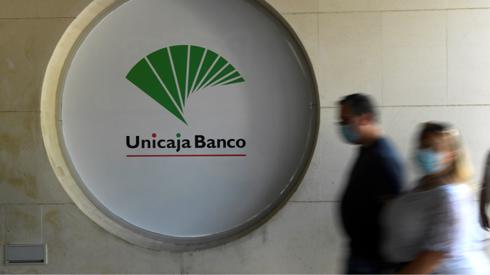 Unicaja Banco plantea el despido de 1.513 empleados