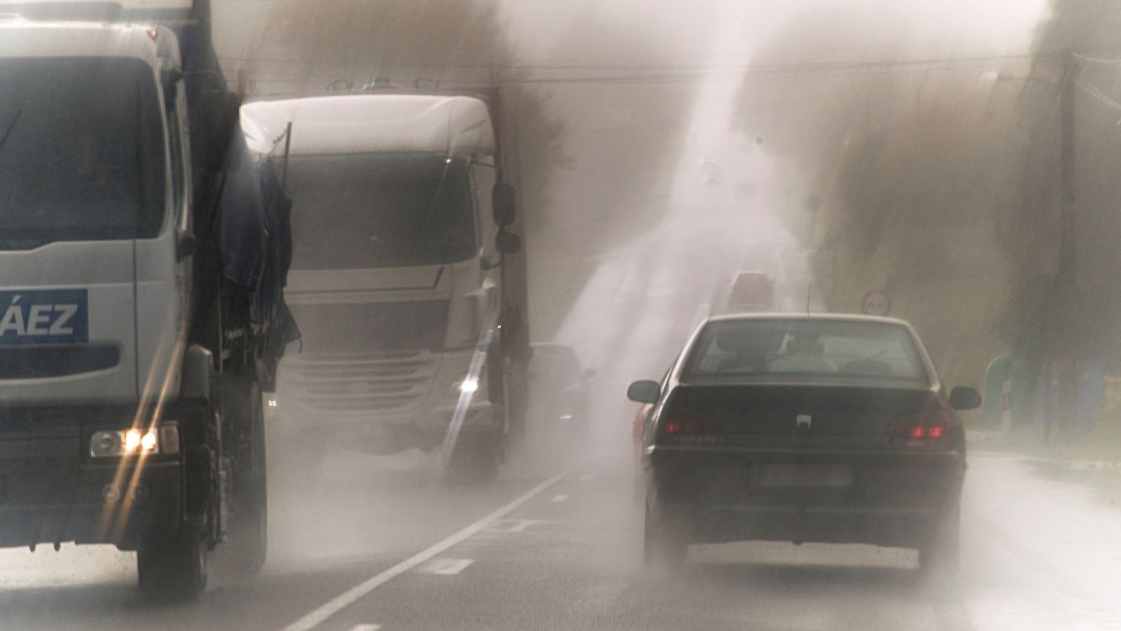 Varios vehículos circulan bajo la lluvia, en la carretera nacional LU-640 en Lugo
