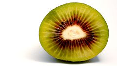 Así es el kiwi del corazón rojo