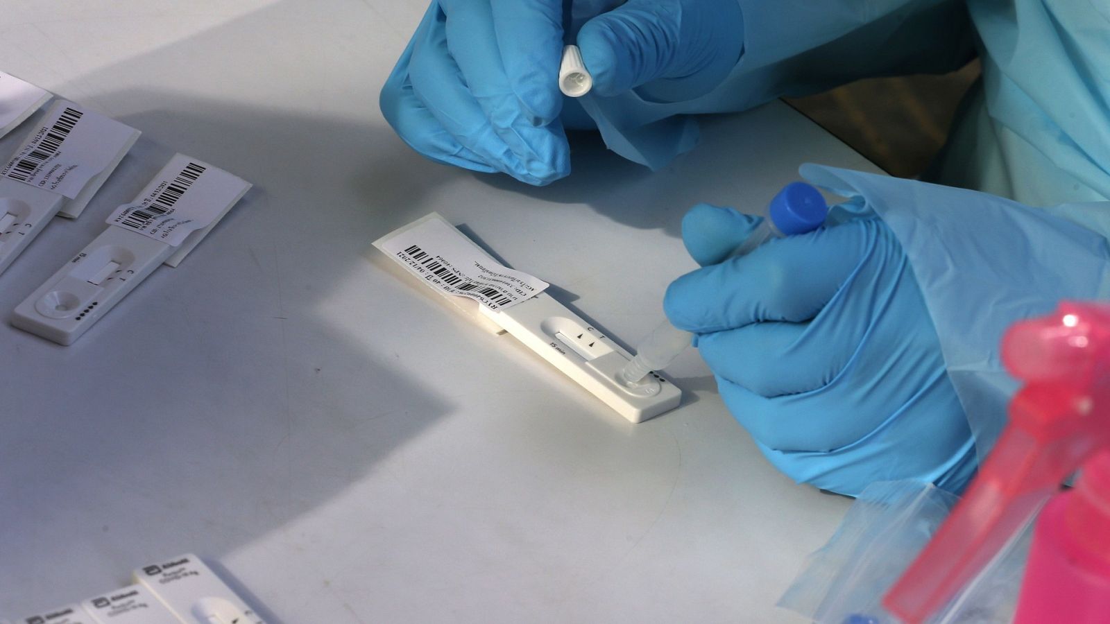 El mundo mira con precaución la evolución de la variante ómicron, detectada en Sudáfrica 