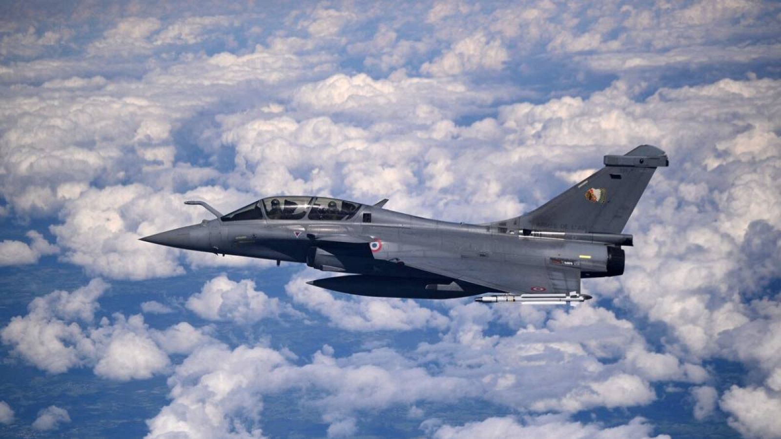 Emiratos Árabes firma con Francia "el mayor contrato armamentístico de la historia": compra 80 aviones Rafale