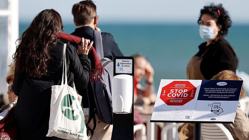 Más de la mitad de las comunidades se suman al pasaporte COVID ante el auge de la sexta ola