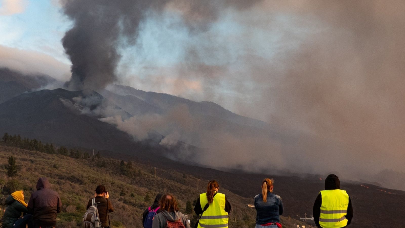 El volcán de Cumbre Vieja sigue con su actividad de emisión de piroclastos y de lava fluida
