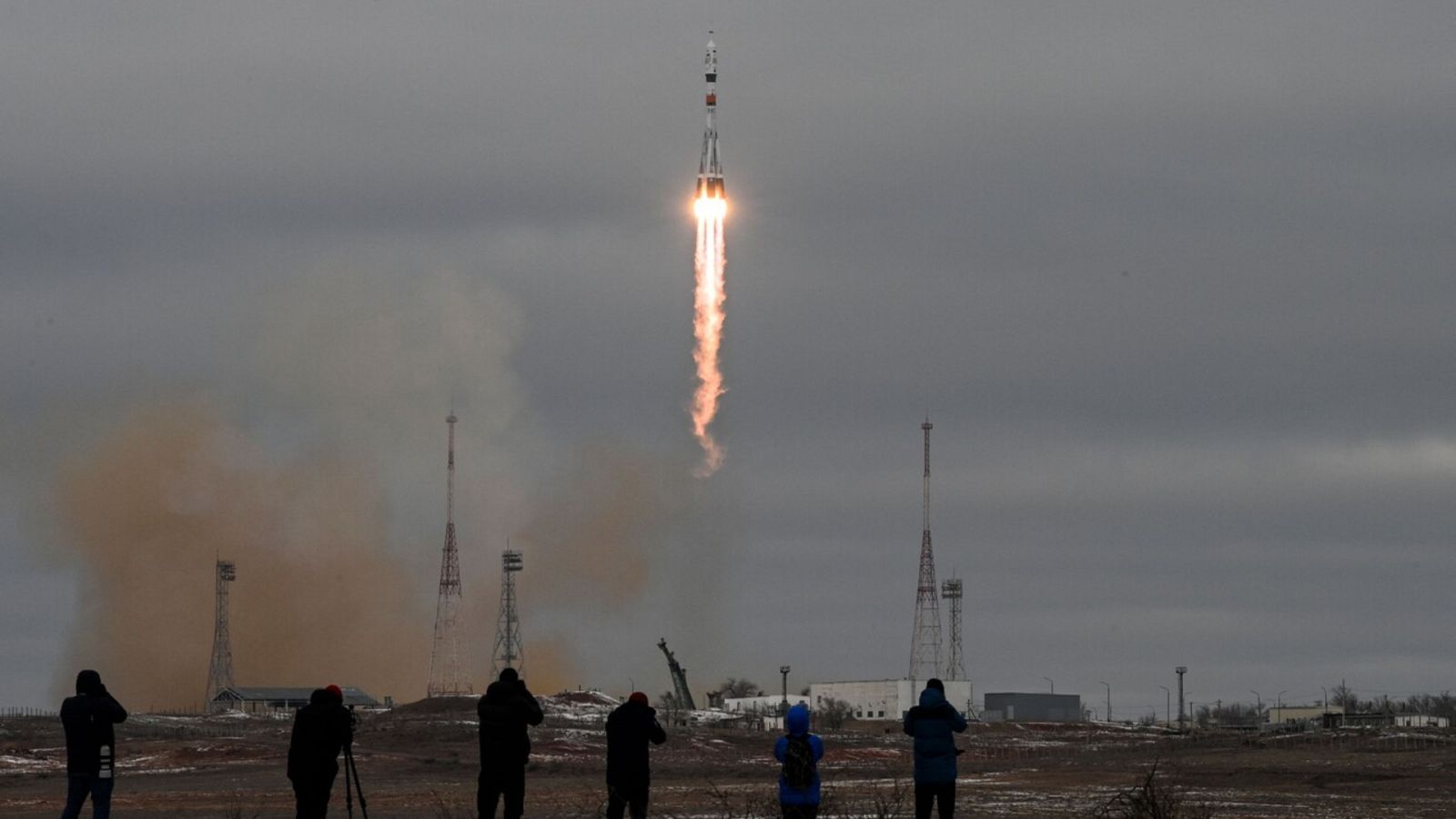 Dos japoneses parten como turistas hacia la Estación Espacial Internacional