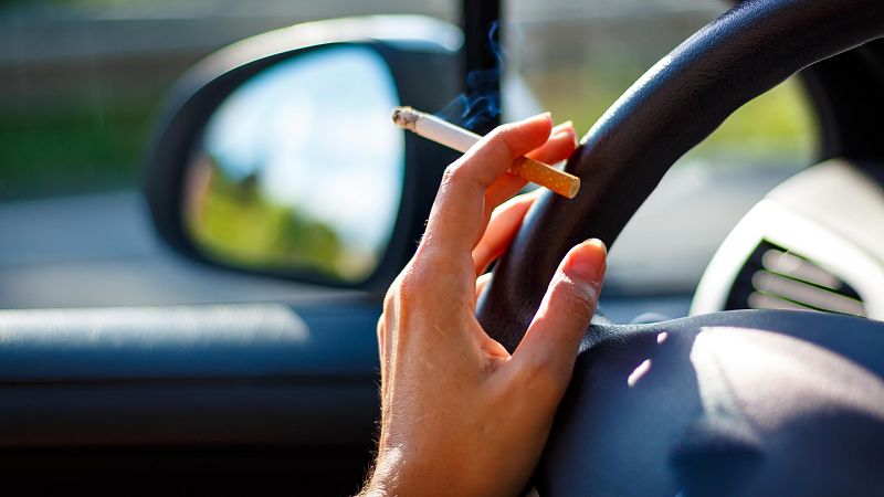 Sanidad plantea prohibir fumar en el coche y acotar el cigarrillo electrónico 