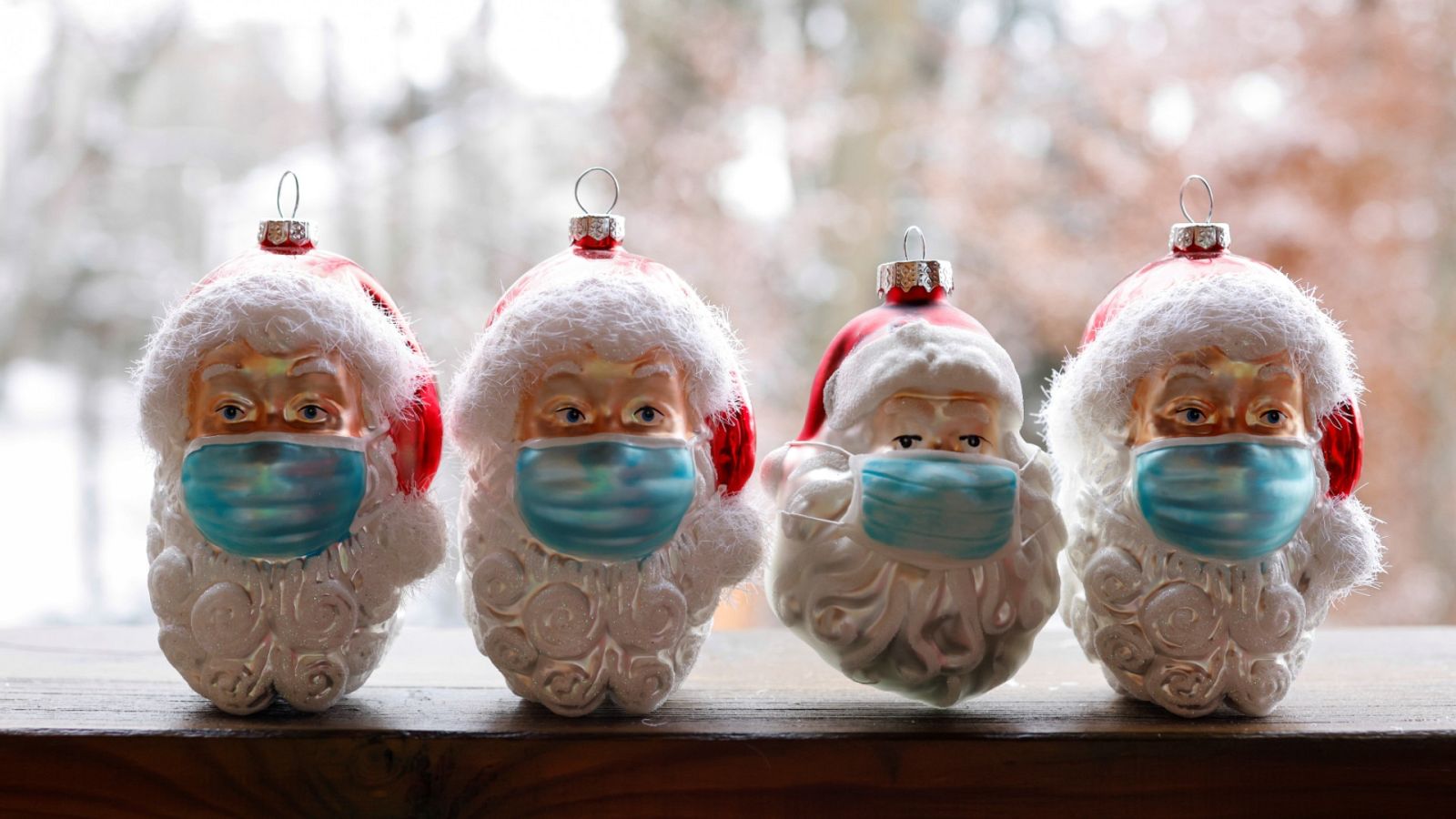 Bolas de Navidad con forma de Papá Noel llevando mascarilla contra el coronavirus, en un mercado navideño en Eichenau, Alemania
