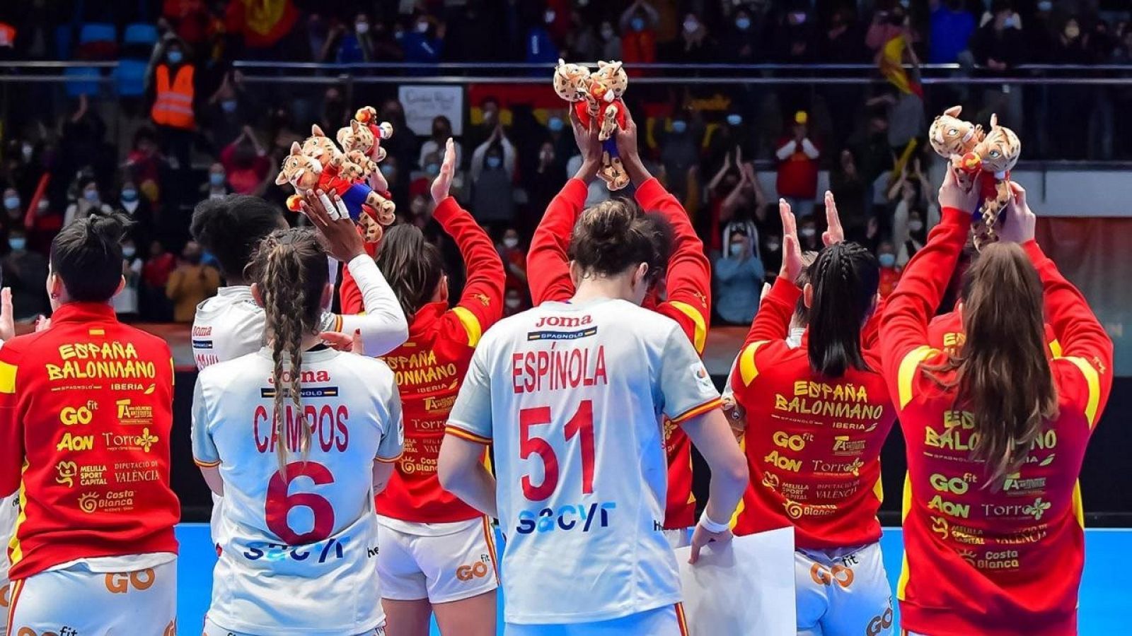 Las jugadoras de la selección femenina de balonmano celebran el pase a cuartos en el Mundial 2021