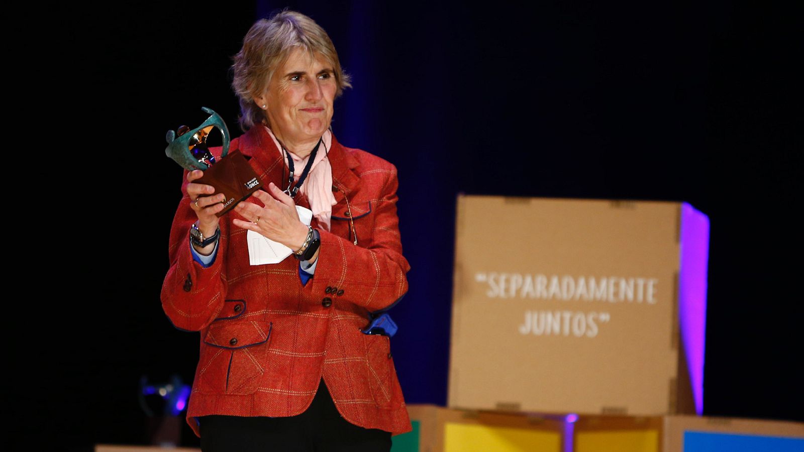 Paloma del Río con el premio