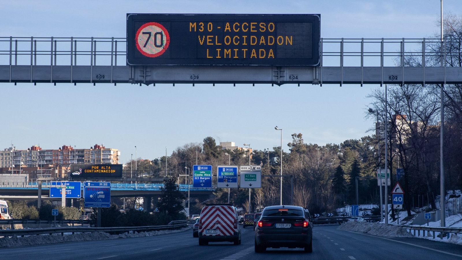 Cartel informativo de la limitacion de velocidad en la M-30