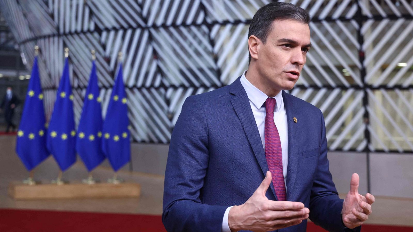 El presidente del Gobierno, Pedro Sánchez, se dirige a la prensa a su llegada al Consejo Europeo en Bruselas