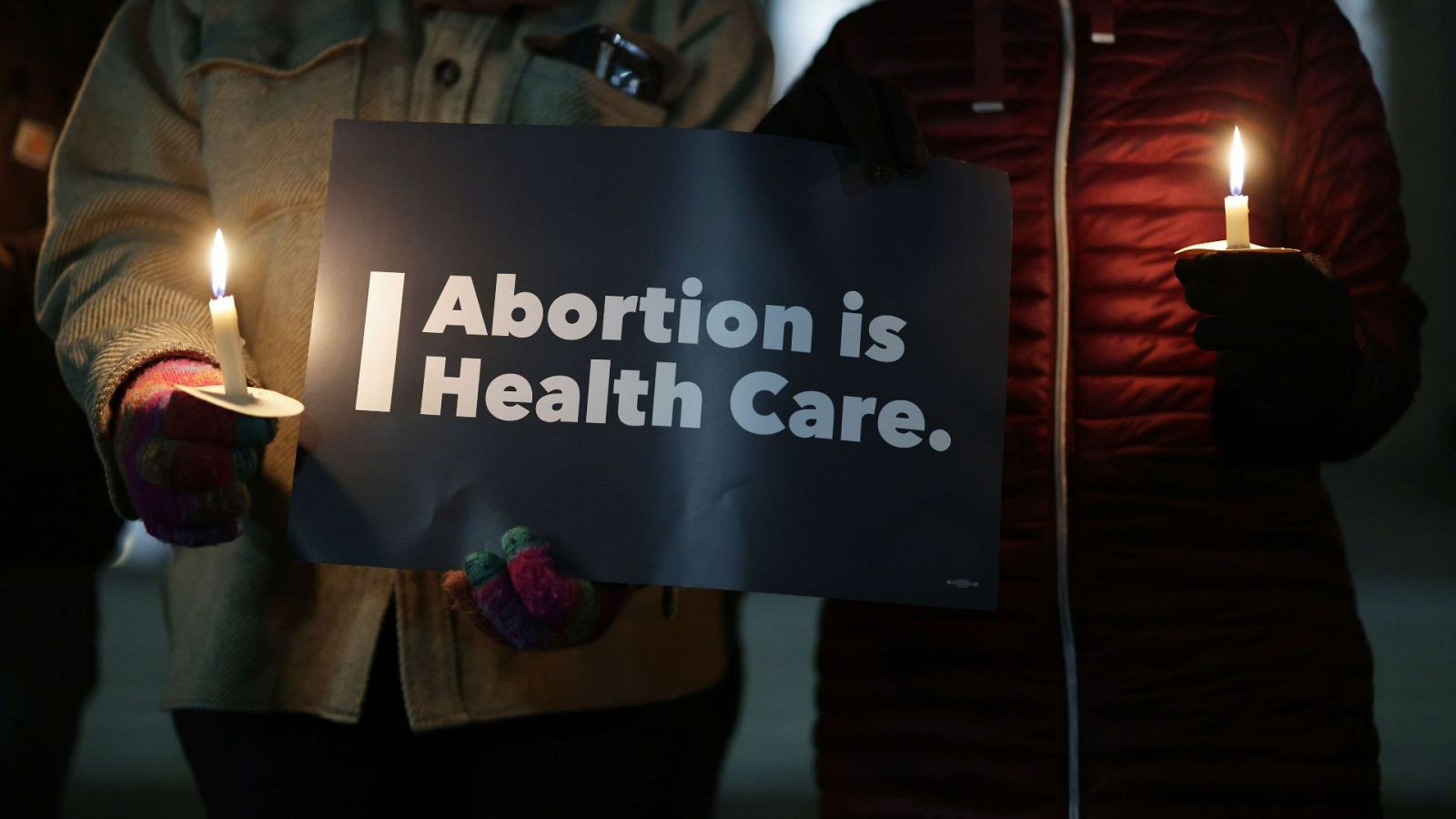 Activistas participan en una protestas por los derechos al aborto