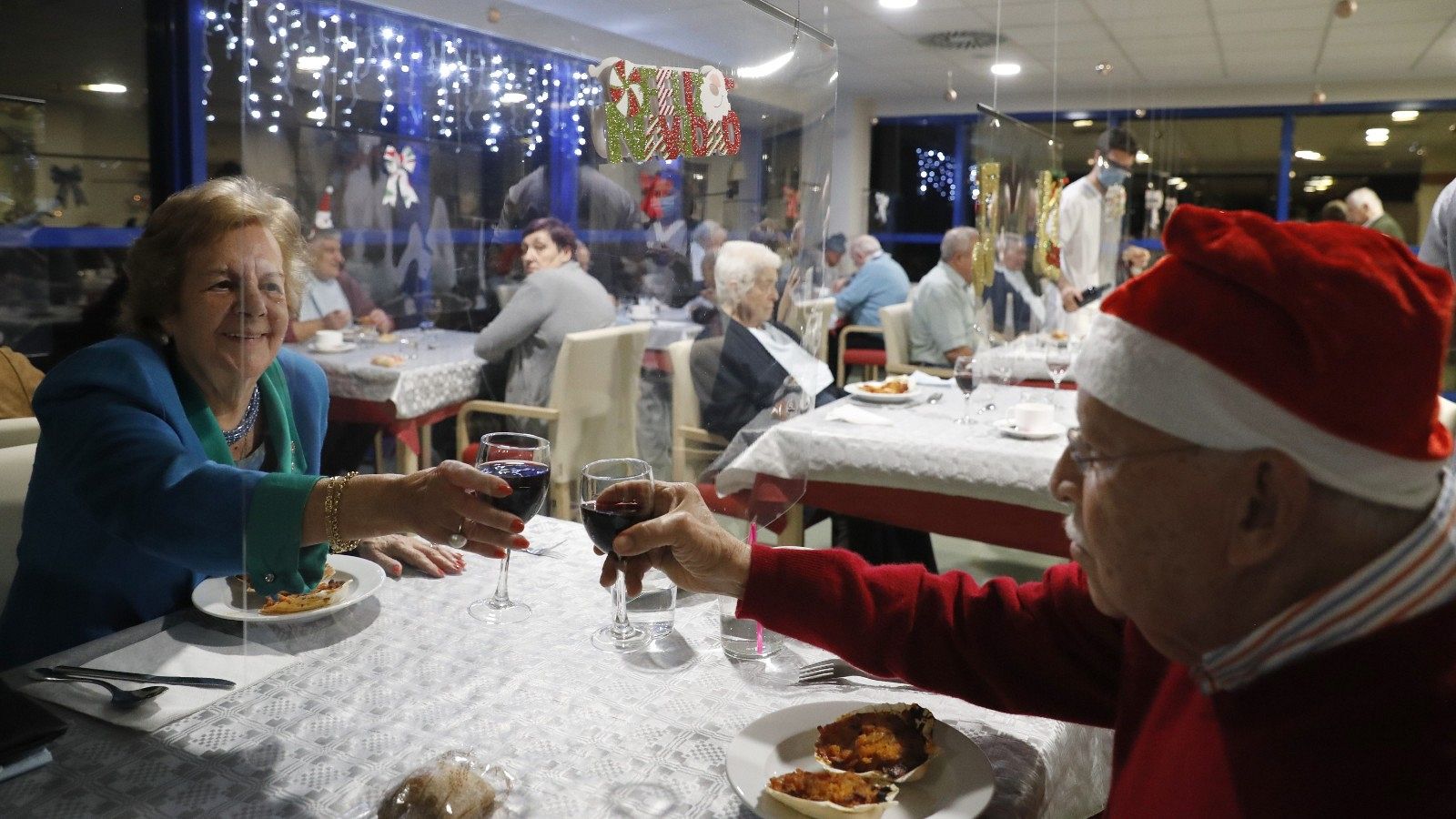 Varias personas celebran la Nochebuena en una residencia de mayores en Santiago de Compostela, en diciembre de 2020
