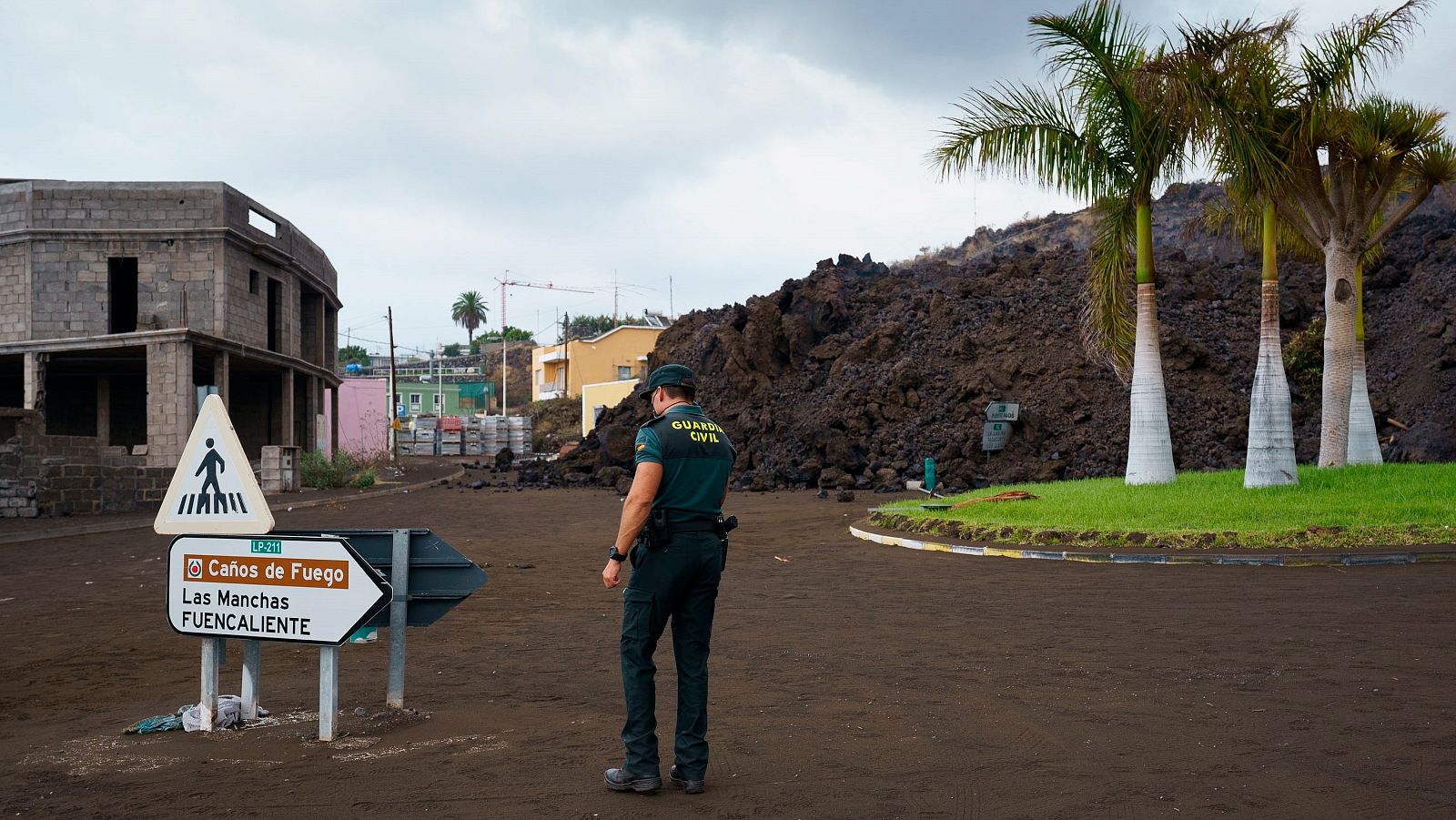 Imagen de archivo del pasado 22 de septiembre, con la colada de lava sobre la rotonda principal de Todoque.