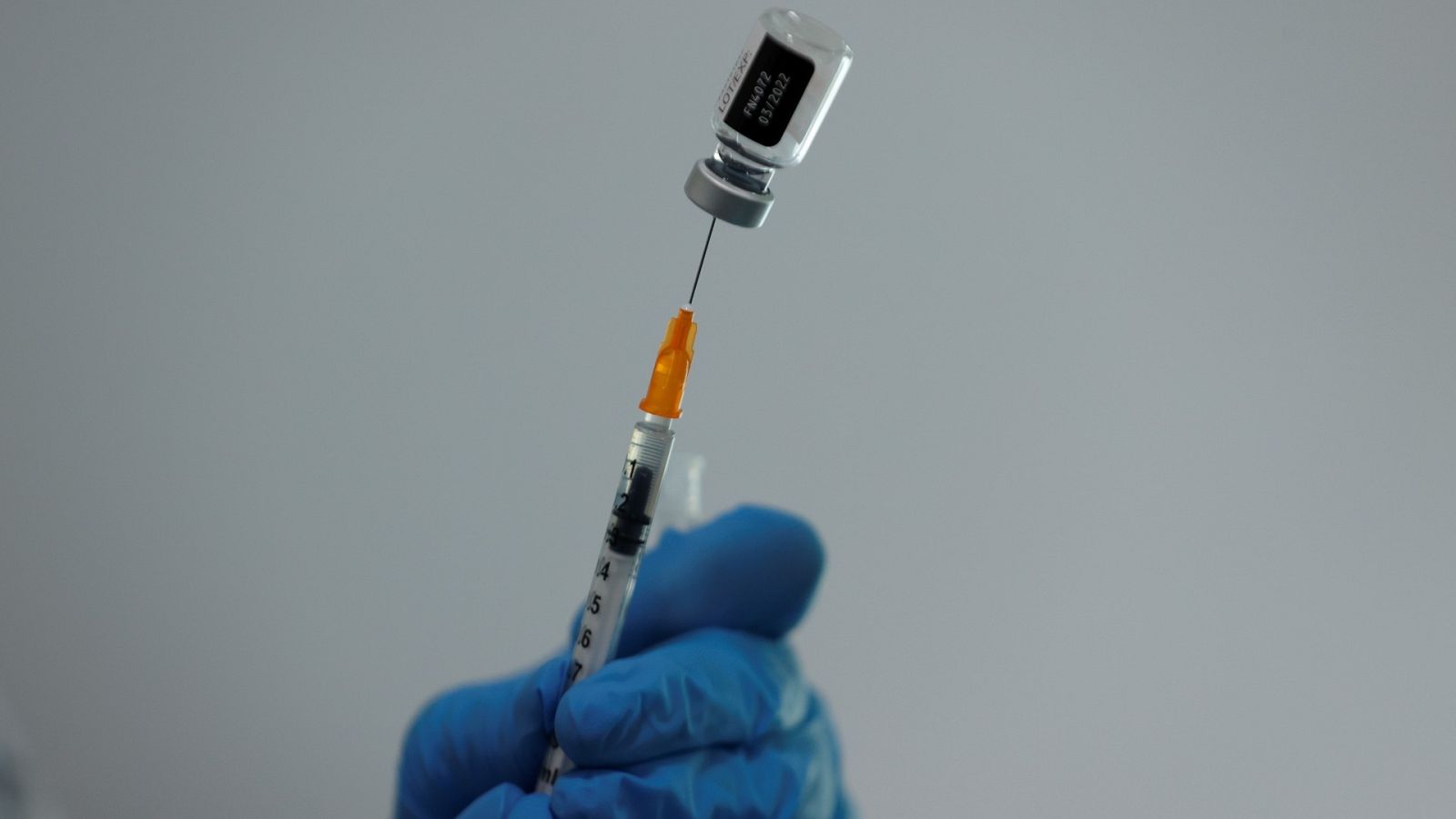 Los casos de ómicron confirmados se duplican en menos de tres días, según la OMS